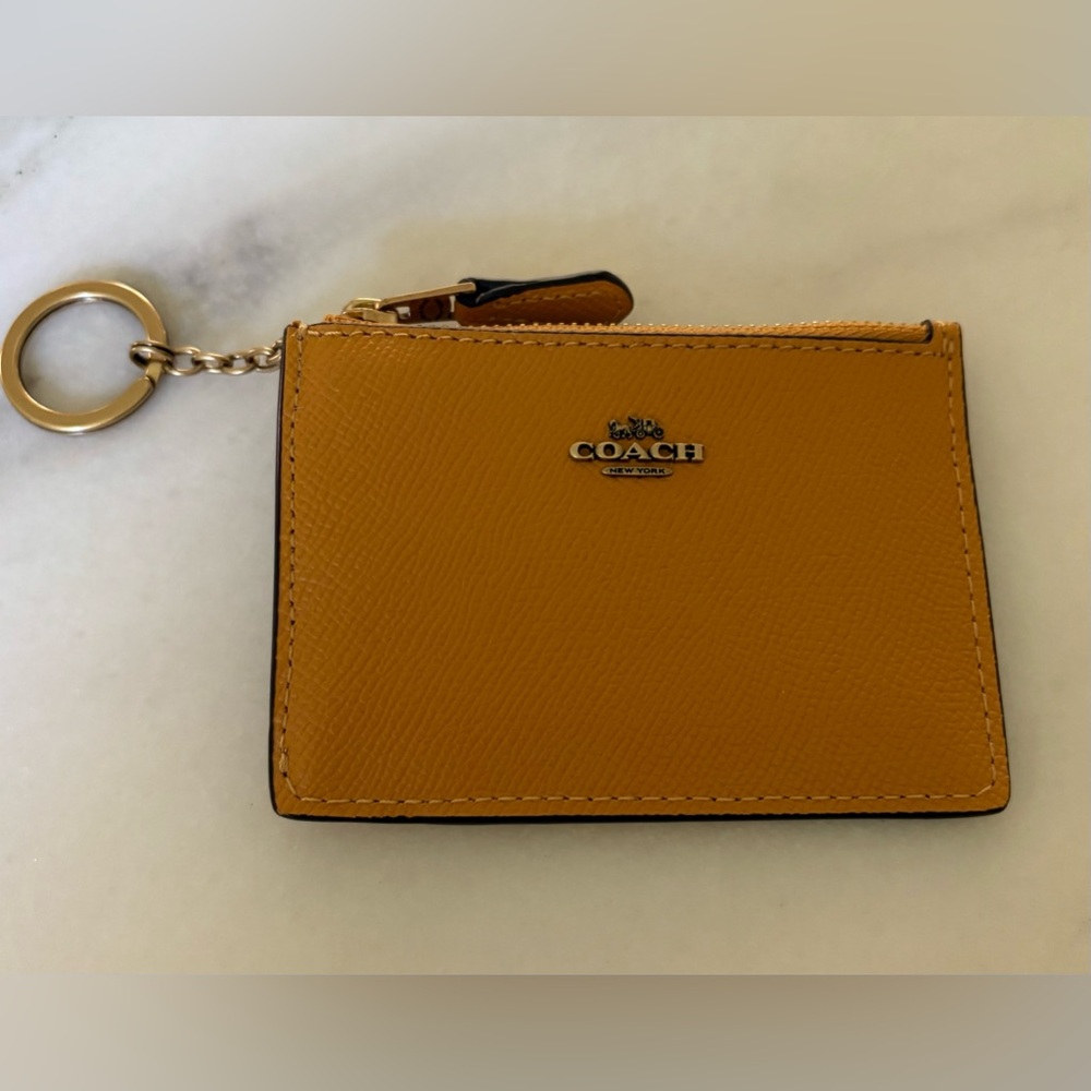 COACH
Leather Essential Mini ID Card Case